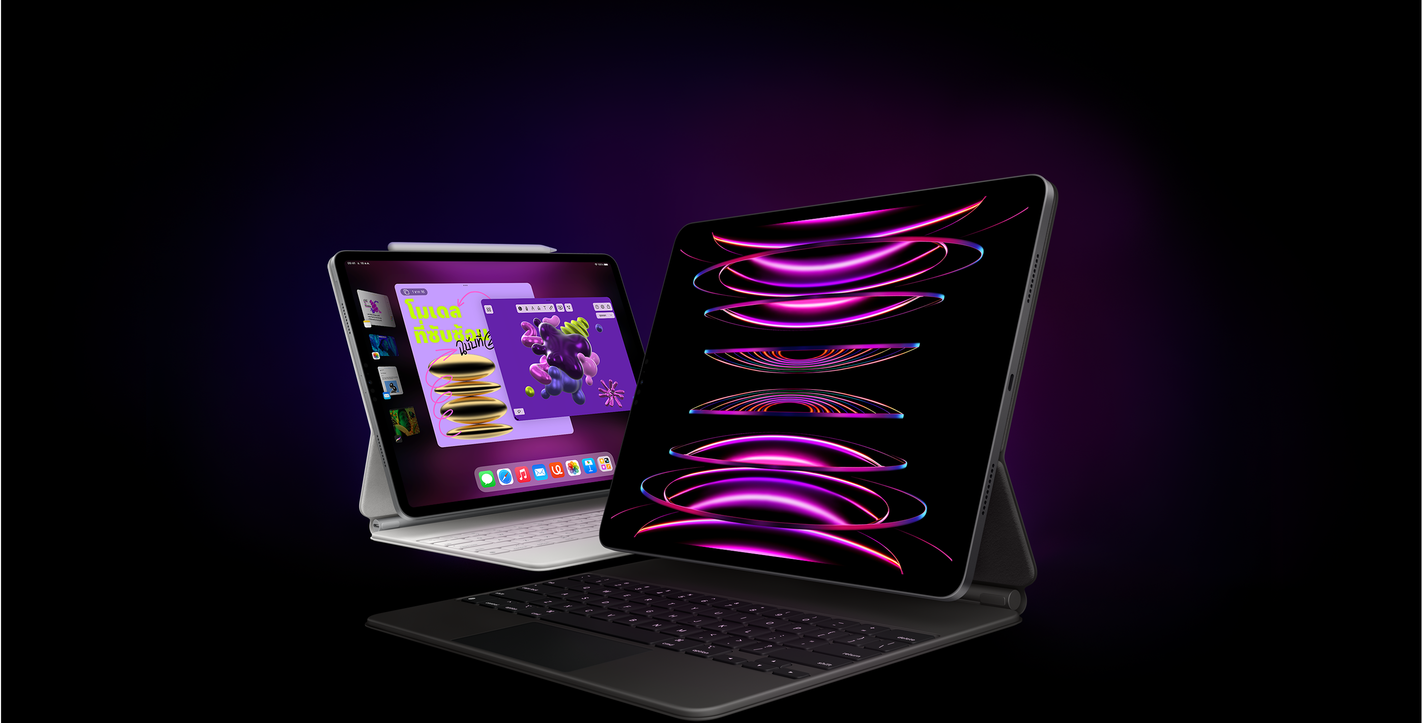 iPad Pro พร้อม Magic Keyboard สีขาวและ Apple Pencil ซึ่งแสดงคุณสมบัติตัวจัดการให้อยู่ตรงกลาง วางอยู่หลัง iPad Pro อีกเครื่องเล็กน้อย พร้อมด้วย Magic Keyboard สีดำโดยที่บนหน้าจอแสดงภาพพื้นหลัง