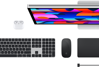 มุมมองด้านบนของอุปกรณ์เสริมต่างๆ ของ Mac ซึ่งได้แก่ Studio Display, AirPods, Magic Keyboard, Magic Mouse และ Magic Trackpad