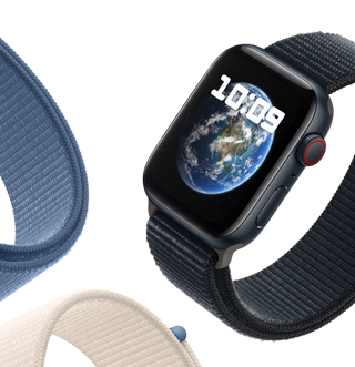 Apple Watch SE พร้อมสายแบบ Sport Loop แสดงภาพพื้นหลังดาราศาสตร์ที่แสดงให้เห็นโลก