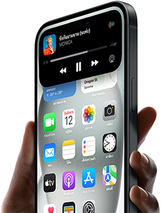 iPhone 15 ถูกถืออยู่ในมือ โดยมี Dynamic Island กำลังแสดงข้อมูลการติดตามบริการแชร์รถยนต์