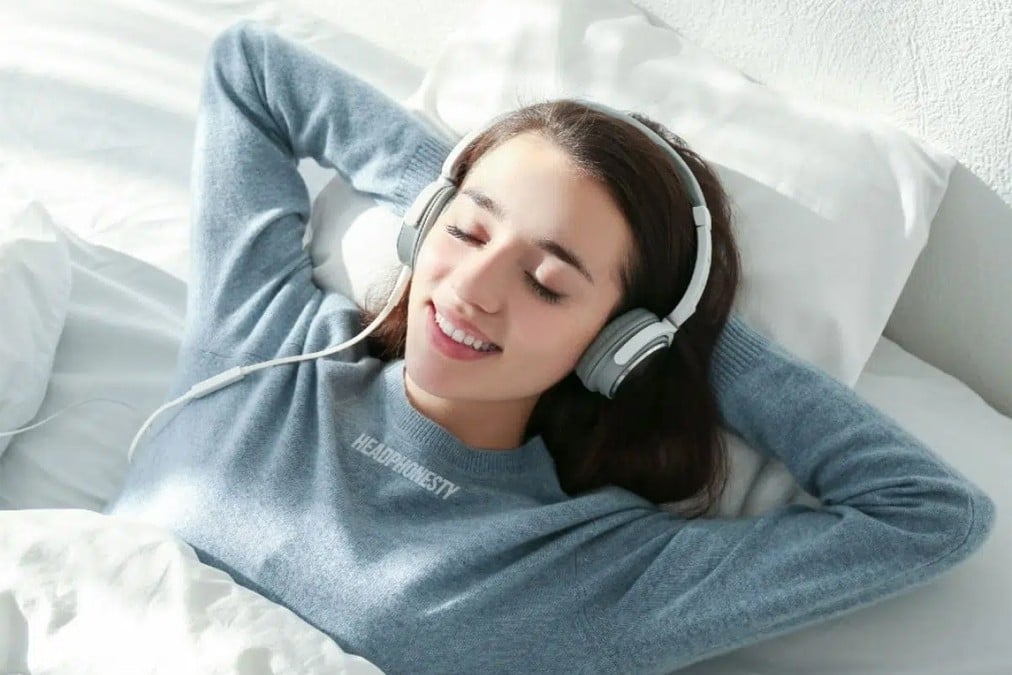 ใส่หูฟังแบบมีสายช่วยประหยัดไฟกว่าไร้สาย